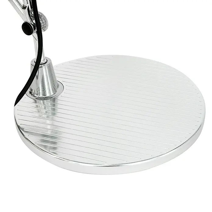 Artemide Tischleuchte Tolomeo - 77 W, Silber, Silber, E27 - Nahaufnahme des verchromten Sockels einer Schreibtischlampe mit gerillter Oberfläche und schwarzem Kabel.
