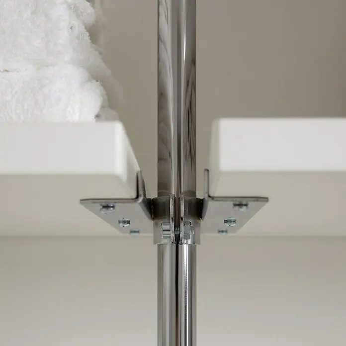 Easy Connect Regalbodenträger - Passend für: Easy Connect Regalsystem, 2 Stk. - Detailansicht eines Chromregals mit weißen Regalböden, befestigt mit robusten Metallhalterungen.