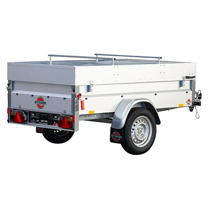 Stema Anhänger BASIC 750 mit Metalldeckel - Nutzlast: 575 kg, Einachser, Kasteninnenmaß: 201 x 108 x 47 cm, Ungebremst - Produktansicht eines weißen Stema Anhängers mit Reling. Der Anhänger hat eine solide Bauweise und bietet vielseitige Nutzungsmöglichkeiten.