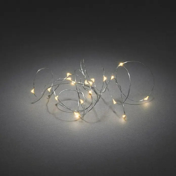 Konstsmide LED-Lichterkette Micro LED - Innen, Lichtfarbe: Bernstein, Anzahl Leuchtmittel: 40 Stk., Batteriebetrieben, 3,9 m, Silber - Stimmungsvolle Lichterkette mit zarten, warmweiß leuchtenden LEDs auf feinem Silberdraht. Perfekt für Dekorationen und stimmungsvolle Beleuchtung.