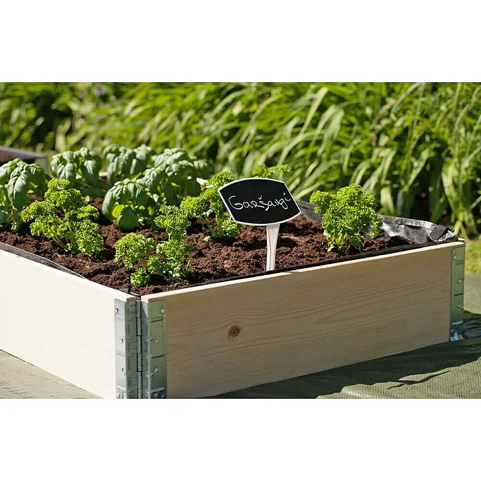 Gardol Hochbeetumrandung Palettenrahmen - L x B x H: 120 x 80 x 20 cm, Holz, Natur - Ein Hochbeet aus Holz mit frischen Kräutern und einem Schild, perfekt für den Garten oder Balkon.