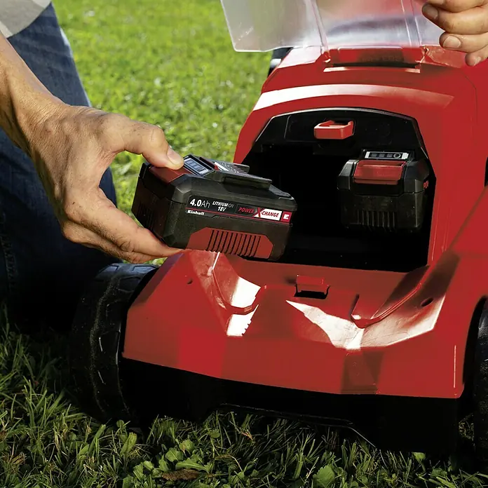Einhell Power X-Change 18V Akku-Rasenmäher GE-CM 36/37 Li-Solo - 18 V, Ohne Akku, Schnittbreite: 37 cm - Ein Akku wird in einen roten Rasenmäher eingesetzt. Der Akku ist schwarz und hat die Aufschrift 4.0Ah Lithium Ion 18V Power X-Change.