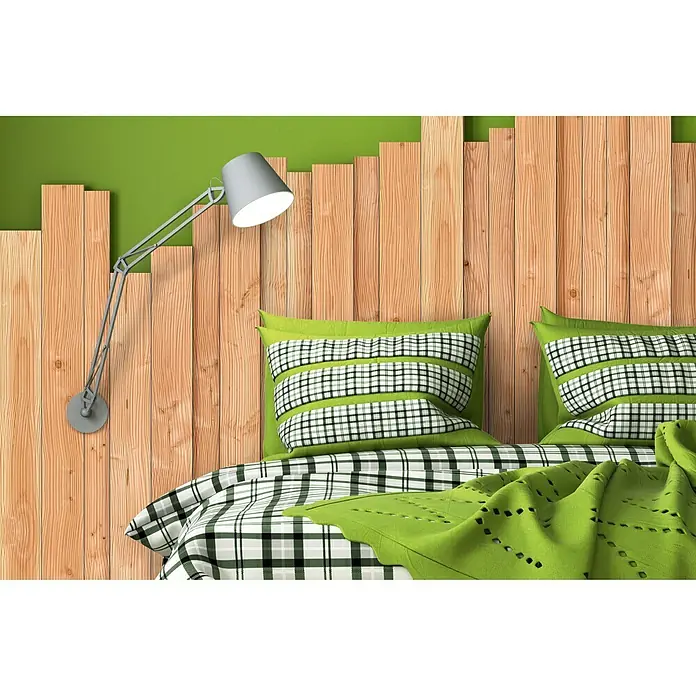 Glattkantbrett - 200 x 9,5 x 1,9 cm, Douglasie - Bett mit grün-karierter Bettwäsche, grünen Kissen und einer grauen Lampe vor einer Holzwand. Modernes Schlafzimmerdesign.