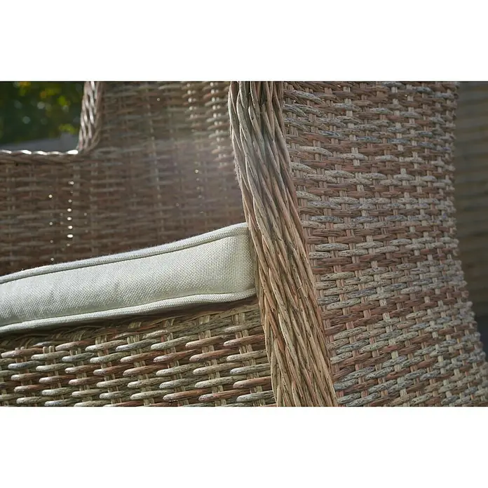 Sillón de jardín Gotland - An x Pr x Al: 79 x 63 x 99 cm, Arena - Primer plano de una silla de ratán con cojín beige, asegurando confort y elegancia natural para tu espacio exterior.