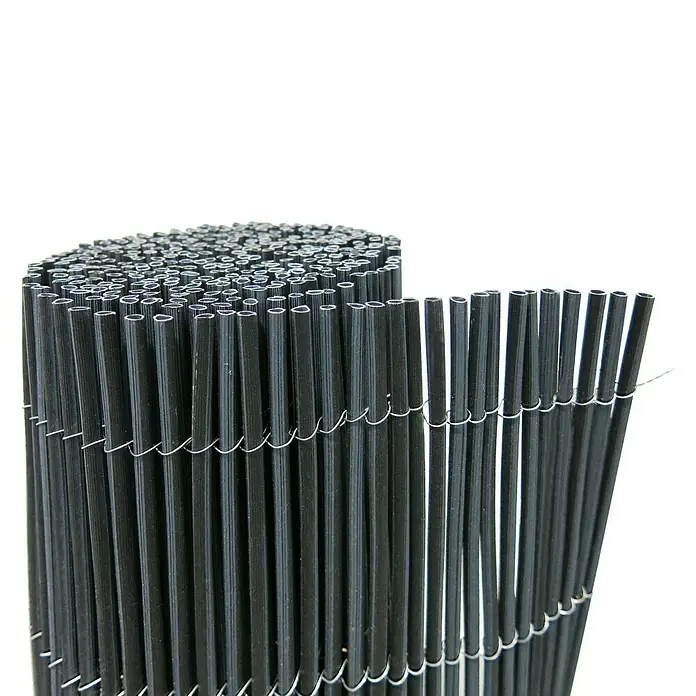Nortene Ocultación de mimbre Fency Wick - L x Al: 3 x 1 m, Plástico, Antracita - Primer plano de una pantalla de privacidad de bambú negro enrollada sujeta con alambre. Ideal para jardín y patio.