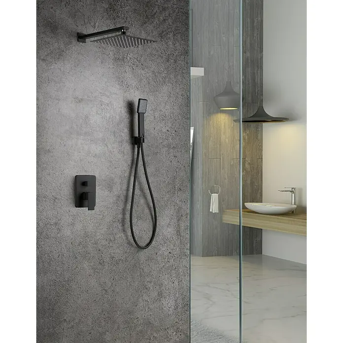 Imex Sistema de ducha empotrado Dublín - Con grifo monomando, Negro - Imagen de una ducha moderna con conjunto de ducha negro contra una pared de hormigón gris. El accesorio incluye ducha de cabeza y de mano y mezclador.
