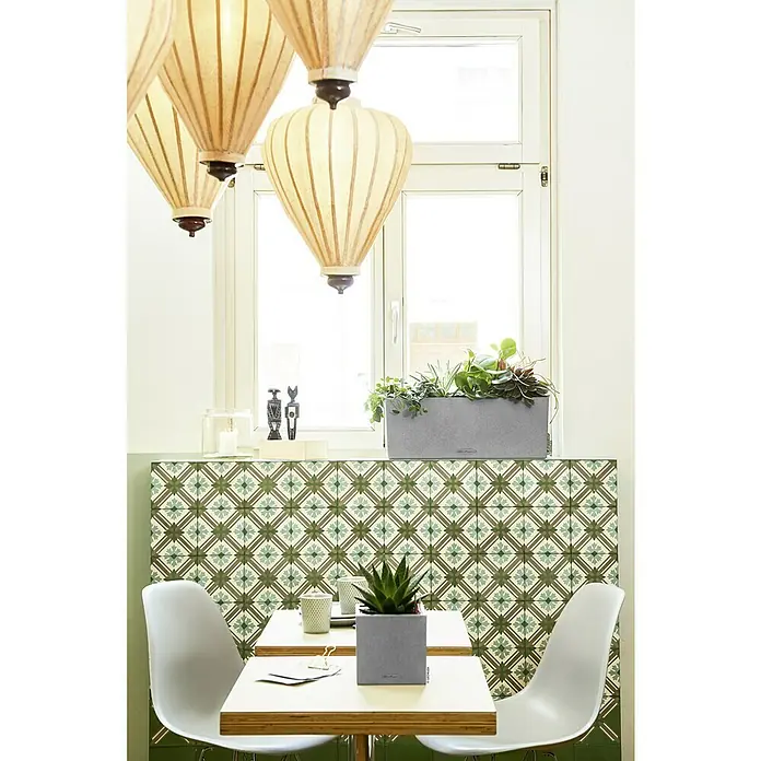 Lechuza Balconera Balkonkasten Stone - Max. Außenlänge: 50 cm, Steingrau - Gemütlicher Essbereich mit hellen Lampen, bequemen Stühlen und Lechuza Pflanzgefäßen auf dem Tisch und Fensterbrett für eine stilvolle Atmosphäre.