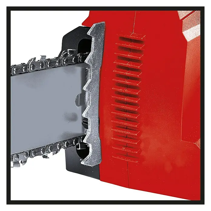 Einhell PXC 18V Motosierra de batería GE-LC 18 Li-Solo - 18 V, Sin batería, Longitud de la cuchilla: 25 cm - Primer plano de una motosierra roja con una cadena afilada y elementos metálicos para cortes precisos en jardinería y carpintería.