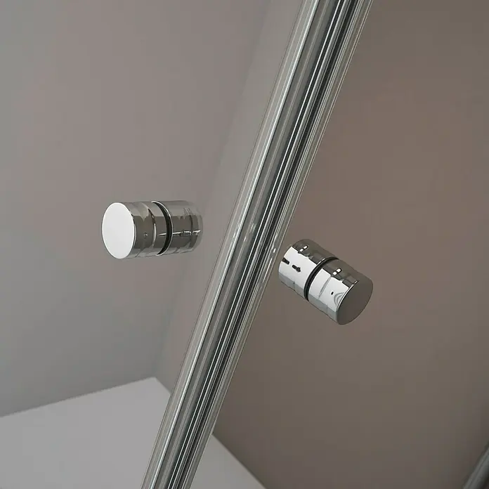 Corniche Eckdusche Light - L x B x H: 90 x 90 x 190 cm, Unbeschichtet, Silber - Nahaufnahme eines Duschgriffs. Moderner Griff aus Chrom. Die elegante Duschkabine besticht durch ihr minimalistisches Design und hohe Qualität.