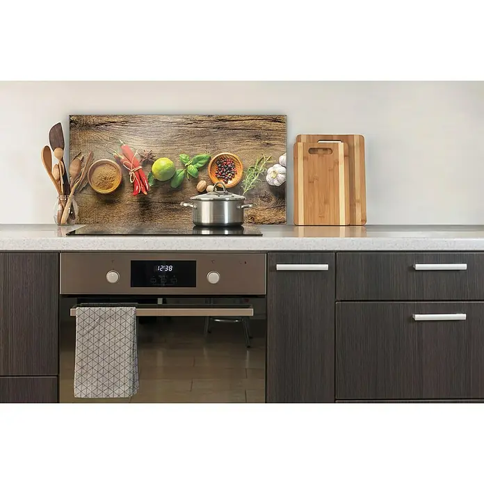 CUCINE Küchenrückwand - Wooden Spice, 80 x 40 cm, Stärke: 6 mm, Einscheibensicherheitsglas (ESG) - Eine moderne Küche mit einem Herd, über dem ein Spritzschutz mit einem Gewürzmotiv angebracht ist, dazu Küchenutensilien und Schneidebretter.