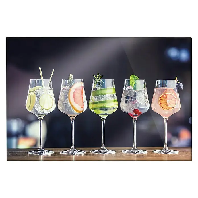 CUCINE Küchenrückwand - Fruity Gin, 60 x 40 cm, Stärke: 6 mm, Einscheibensicherheitsglas (ESG) - Fünf Cocktailgläser mit erfrischenden Getränken, garniert mit Früchten und Kräutern, auf einer Bar.