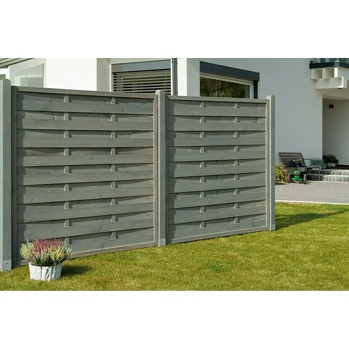 Sichtschutzelement Bremen - B x H: 180 x 180 cm, Grau - Grauer Holzzaun im Garten mit Topfpflanze. Ein dekorativer, moderner Sichtschutz mit schlichtem Design und natürlich wirkenden Holzdetails.