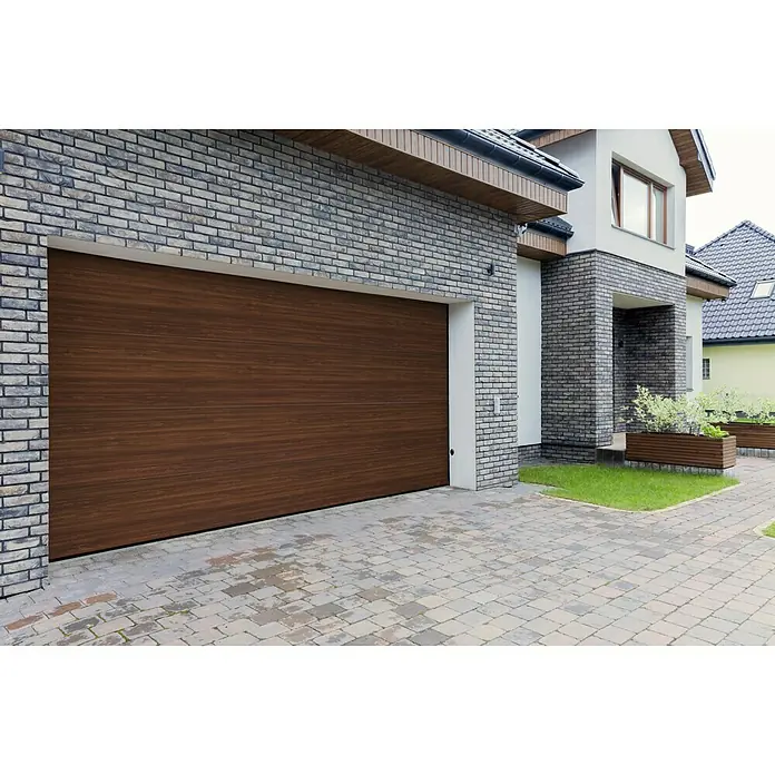 Solid Elements Garagentor Solid Pro - B x H: 2.375 x 2.125 mm, Golden Oak/Weiß - Braunes Garagentor aus Holz an einem modernen Backsteinhaus mit gepflasterter Auffahrt.