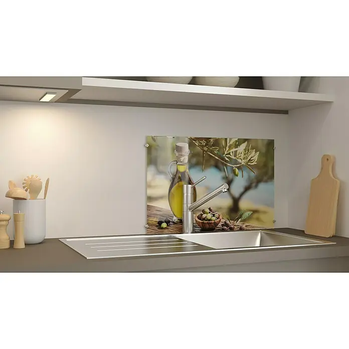 CUCINE Küchenrückwand - Toskana, 60 x 40 cm, Stärke: 6 mm, Einscheibensicherheitsglas (ESG) - Küchenrückwand mit Olivenmotiv hinter einer Spüle. Das Glasbild zeigt Olivenöl, Zweige und eine Schale mit Oliven.