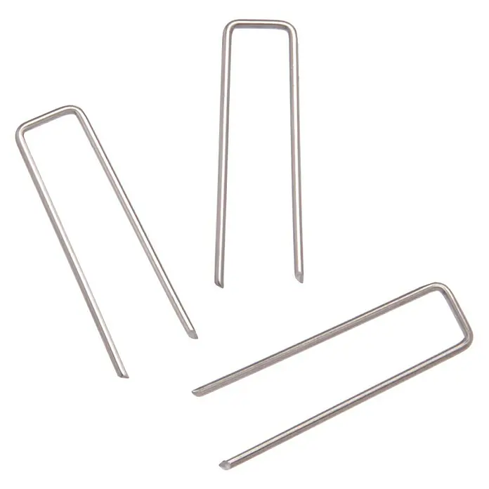 Drahtklammern - 100 Stk., 25 x 6 mm - Nahaufnahme von drei silbernen Gartendrahtstiften, die zum Befestigen von Materialien im Außenbereich verwendet werden.