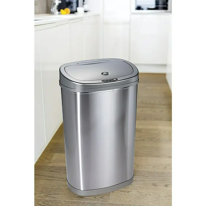 Sensormülleimer - 50 l, Edelstahl, Silber - Ein silberfarbener, berührungsloser Mülleimer aus Edelstahl steht in einer Küche mit Holzboden.