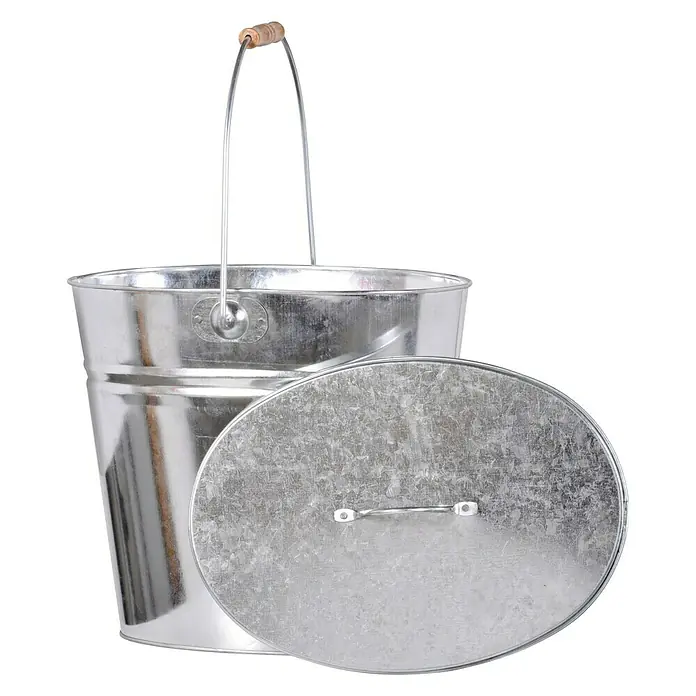 Ascheeimer - 15 l, Verzinkt - Ein silberner Eimer mit Deckel und Holzgriff, ideal für Haus und Garten, steht auf dem Boden.