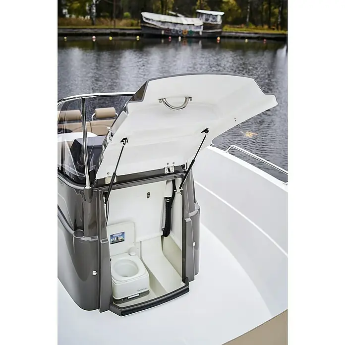 PEGAZUS GFK-Boot 605 CC RTG 100 - Motorleistung 73.6 kW, Geeignet für: 8 Personen, CE-Klasse C - Blick in den Toilettenraum eines Bootes, dessen Tür offensteht und eine tragbare Toilette sowie Stauraum zeigt.