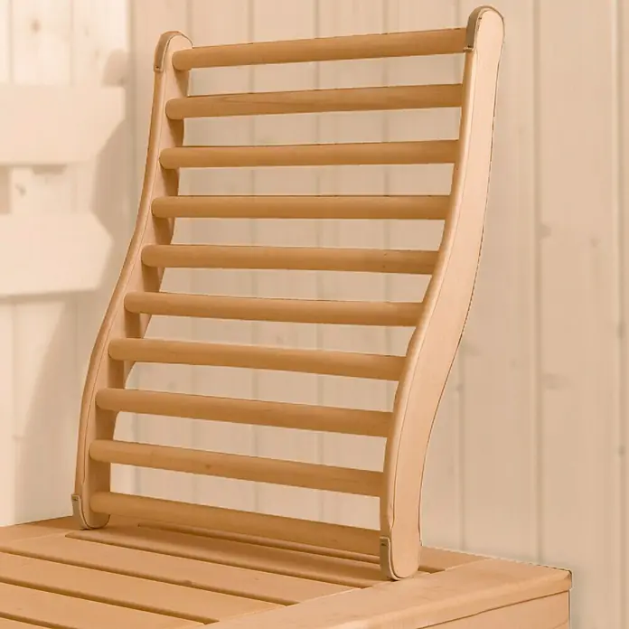 Weka Sauna-Lendenstütze - 42 x 52 cm, Sauna Spezialholz - Nahaufnahme einer hölzernen Saunarückenlehne mit Latten und gebogener Form, die auf einer Holzbank steht.