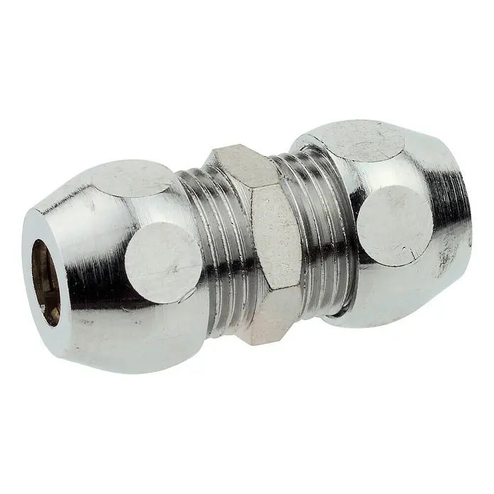 Doppel-Quetschverschraubung - ⅜″ x ⅜″ x 10 mm, Verchromt - Nahaufnahme eines glänzenden, silberfarbenen Sanitärverbindungsstücks mit sechseckiger Mutter und gerändelten Enden.