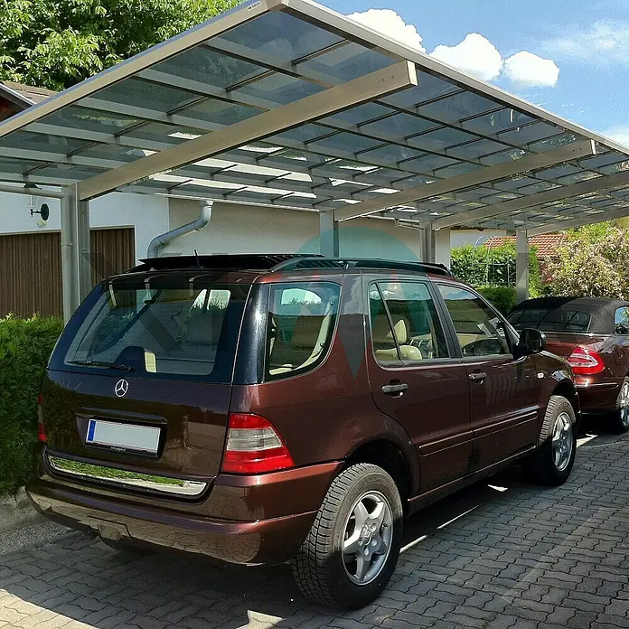 Ximax Carport LINEA Tandem 110 - Außenmaß inkl. Dachüberstand (B x T): 2,73 x 9,83 m, Doppelcarport, Edelstahloptik, Schneelast: 137 kg/m² - Brauner Mercedes-Benz ML unter einem modernen Carport mit Glasdach, der Schutz und Stil vereint.