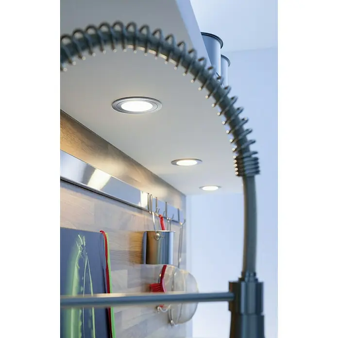 Tween Light LED-Einbauleuchten-Set - 9 W, Nickel matt, Warmweiß - Nahaufnahme von LED-Einbaustrahlern in einer modernen Küche, die ein helles, warmes Licht abgeben und die Arbeitsfläche beleuchten.
