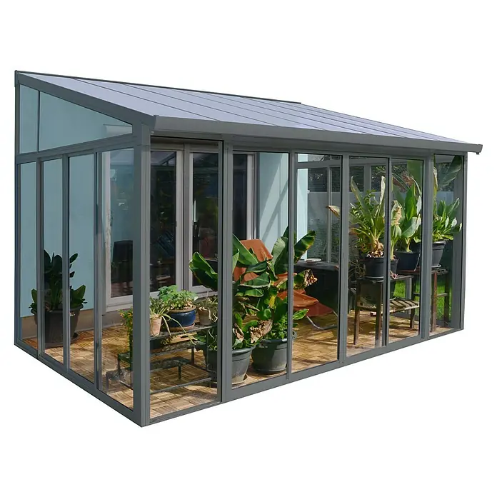 Palram – Canopia Wintergarten San Remo - B x T x H: 4,25 x 3 x 3,1 m, Anthrazitgrau - Ein geräumiges Gewächshaus mit Pflanzen, das einen idealen Raum zum Entspannen und zur Gartenarbeit bietet. Das Gewächshaus ist mit Pflanzen gefüllt.