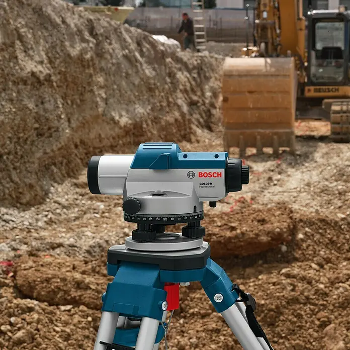 Bosch Professional Optisches Nivelliergerät GOL 20 D - Arbeitsbereich: Max. 60 m, Maßeinteilung: 1 ° (Horizontalkreis) - Ein Bosch GOL 20 D Nivelliergerät auf einem Stativ vor einer Baustelle.
