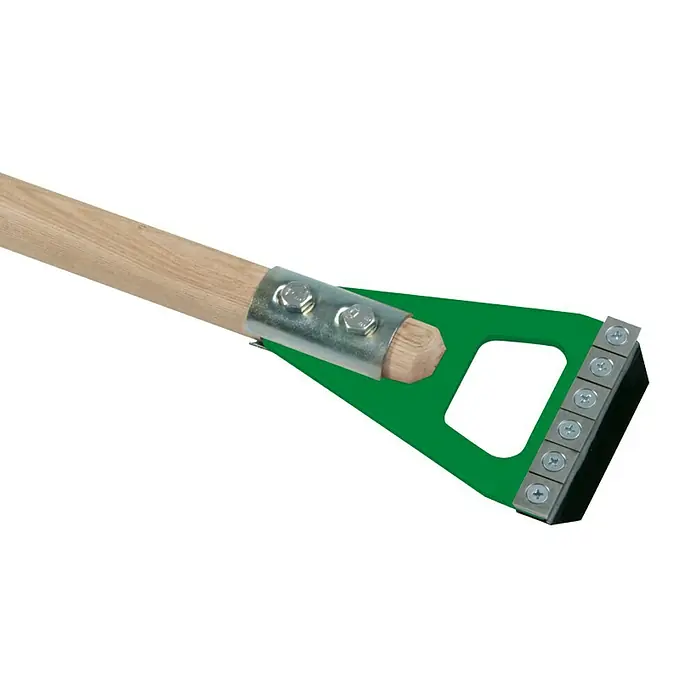 Berg Bauschaber - Länge: 1.180 mm, Blattbreite: 102 mm - Detailaufnahme einer grünen Gartenhacke mit Holzgriff und silbernen Schrauben. Ideal für Gartenarbeit.