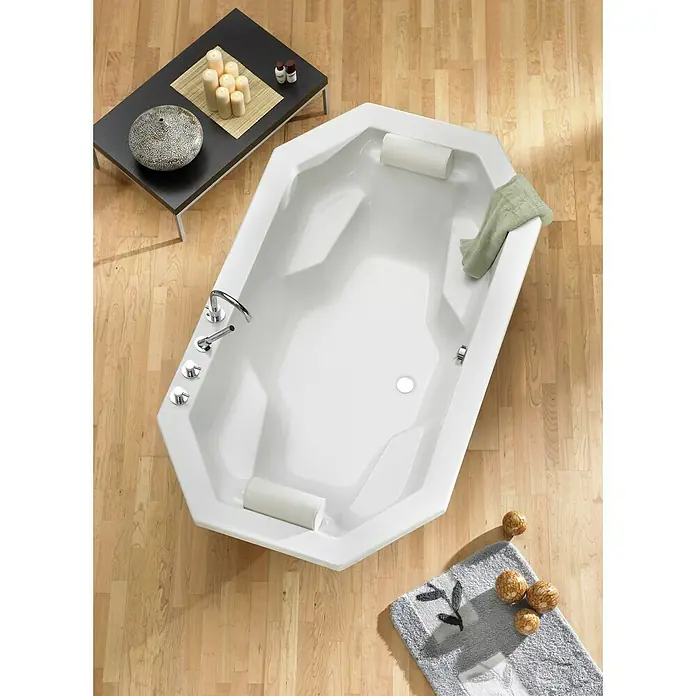 Ottofond Badewannenrandarmatur Q 10000 - Chrom, Glänzend - Ein luxuriöses, achteckiges Badezimmer mit einer glänzenden, weißen Badewanne, Kopfstützen und Armaturen, umgeben von hellen Holzdielen.