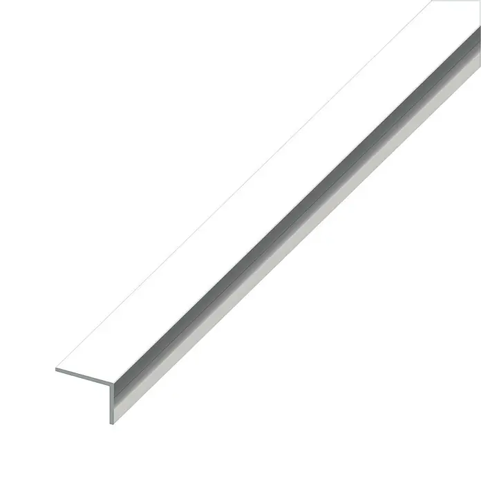 Kantoflex Winkelprofil - 2.500 x 25 x 20 mm, Stärke: 1 mm, Chrom-Optik - Ein einzelnes weißes Kantenschutzprofil, das zur Sicherung und zum Schutz von Kanten verwendet wird. Das Produkt ist in einem Winkel angeordnet.