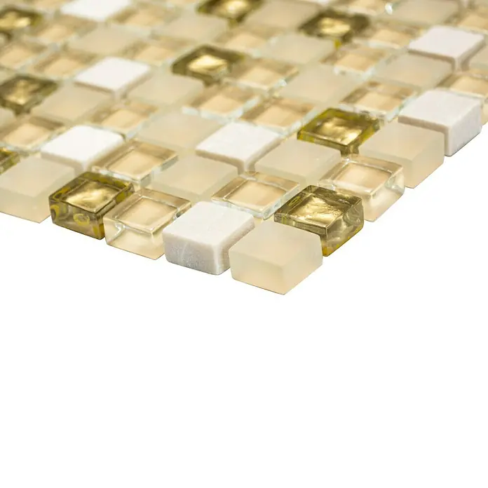 Mosaikfliese Quadrat Crystal Mix XCM M910 - 30,5 x 32,2 cm, Weiß, Glänzend - Hochauflösende Nahaufnahme eines Blattes goldfarbener Glasmosaikfliesen, ideal für Küchenrückwände oder Badezimmerakzente.