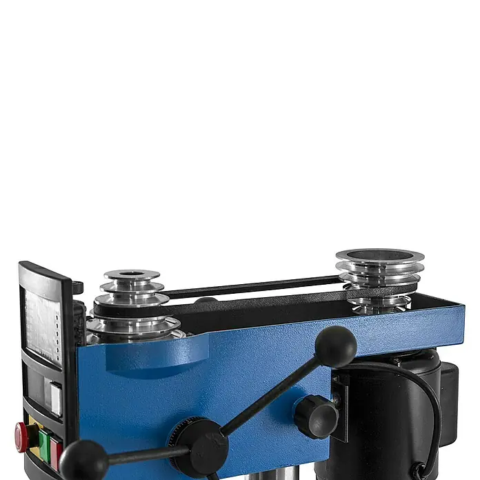 Güde Tischbohrmaschine GTB 13 Pro - 250 W, Leerlaufdrehzahl: 600 U/min - 2.600 U/min, Spannweite Bohrfutter: 1,5 mm - 13 mm - Detailaufnahme einer blauen Bohrmaschine mit Riemenantrieb und Bedienelementen, ideal für Werkstattarbeiten.