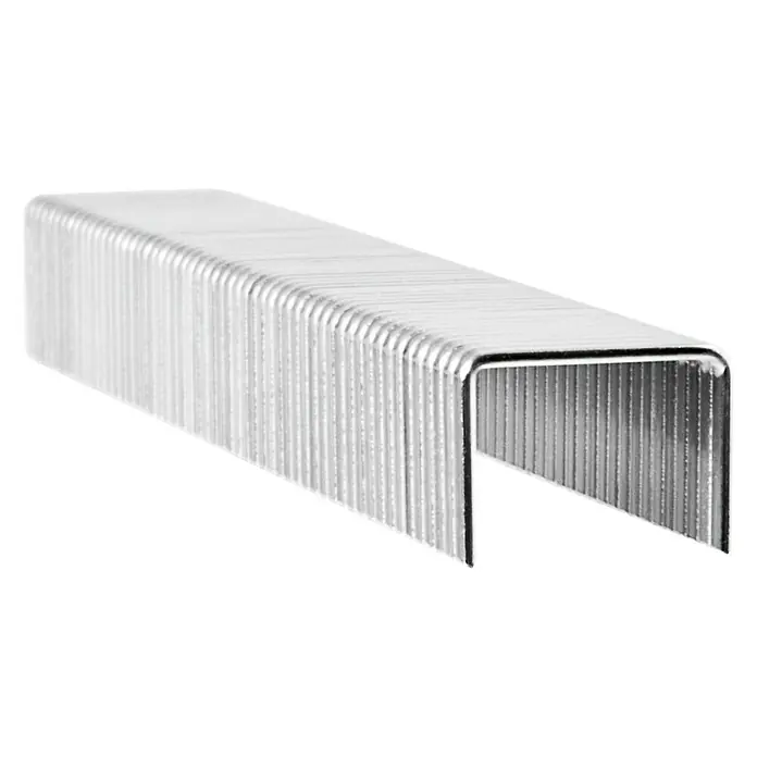 Rapid Heftklammer 53F/6 - Klammertiefe: 6 mm, Stahl, 970 Stk., Breite: 1,3 mm - Nahaufnahme einer Reihe silberner Heftklammern, die ordentlich aneinandergereiht sind und ein praktisches Büromaterial darstellen.