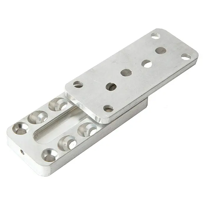 Sherpa Steckverbinder XS 10 - 70 x 30 x 12 mm, Belastbarkeit: 400 kg, Geeignet für: Holzwerkstoffe - Aluminiumplatte mit mehreren Löchern. Die Aluminiumplatte hat ein einfaches Design und eine silberne Farbe, die für verschiedene industrielle Anwendungen geeignet ist.