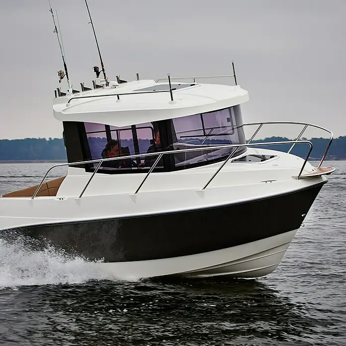 PEGAZUS GFK-Boot 560 Top Fisher 115 - Motorleistung 84.6 kW/115 PS, Geeignet für: Max. 6 Personen, CE-Klasse C - Ein weißes Motorboot mit grauen Akzenten gleitet elegant durch das Wasser und hinterlässt eine schäumende Gischt.