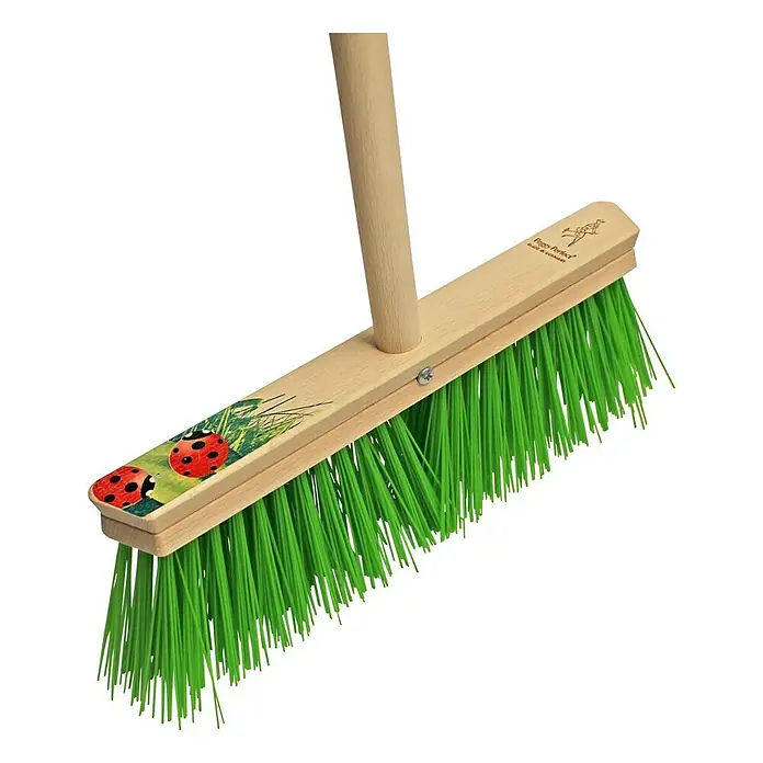Garten- & Laubbesen - Breite Besen: 35 cm, Material Borsten: Kunststoff - Ein detailreiches Foto einer Kinderbürste mit Holzstiel und grünen Borsten, verziert mit einem Marienkäfermotiv.