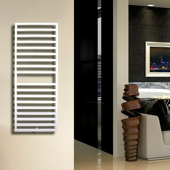 Szagato Designheizkörper Square 2 - B x H: 600 x 1.470 mm, Wärmeleistung bei Vorlauftemperatur von 75 °C (D: 50): 810 W, Weiß - Ein moderner, weißer Heizkörper hängt an einer beigen Wand in einem stilvollen Raum. Das minimalistische Design des Heizkörpers fällt sofort ins Auge.