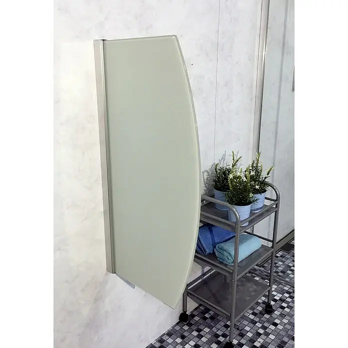 GEO Urinal-Trennwand Radius 10 - 50 x 90 cm, Glas, Weiß - Nahaufnahme einer Duschabtrennung mit Handtüchern und Dekoartikeln auf einem Regalwagen, der das Badezimmerambiente betont.