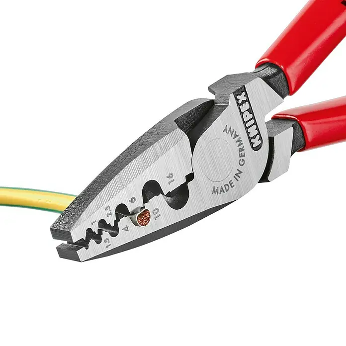Knipex Crimpzange - Länge: 18 cm, Stahl - Eine Knipex-Abisolierzange schneidet ein Erdungskabel, die rote Griffe sorgen für sicheren Halt. Werkzeug für Elektroarbeiten.