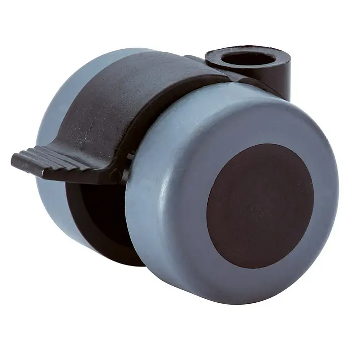 Stabilit Parkett-ContainerrolleDurchmesser Rollen: 35 mm, Traglast: 70 kg, Gleitlager, Mit Rückenloch und Feststeller, Durchmesser Rückenloch: 8 mm - Eine Nahaufnahme eines Bürostuhlrads mit Feststellbremse in Grau und Schwarz, freigestellt vor weißem Hintergrund.