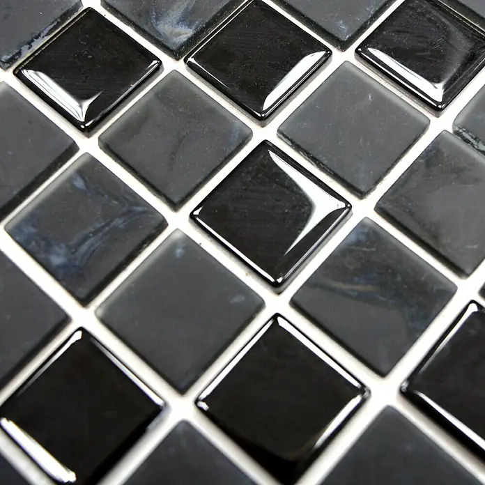 Selbstklebemosaik Quadrat Crystal Mix SAM 4CM22 - 30 x 30 cm, Schwarz, Matt - Nahaufnahme eines Mosaiks mit glänzenden, schwarzen quadratischen Fliesen, die ein elegantes und modernes Design zeigen. Ideal für stilvolle Innenraumgestaltungen.