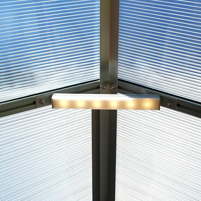 Pergart LED-Deckenleuchte - 1 W, L x B x H: 2,1 x 19,5 x 1,9 cm - Nahaufnahme einer Gewächshaus-Innenbeleuchtung mit durchscheinenden Paneelen und Metallrahmen, die eine helle und gleichmäßige Ausleuchtung bieten.