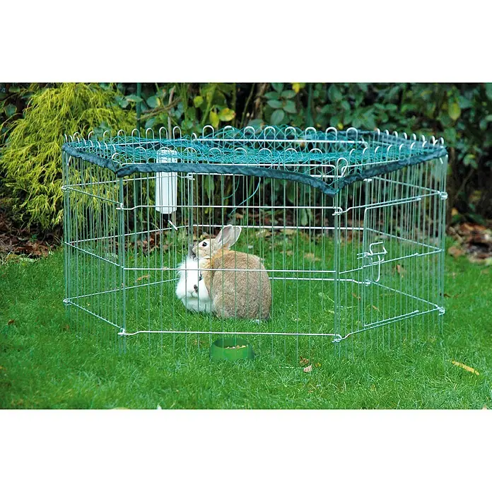 Dobar Freilaufgehege - 112 x 98 x 56 cm, Grau - Aufnahme eines Geheges mit zwei Kaninchen, einem braunen und einem weißen, auf einer grünen Rasenfläche im Freien.