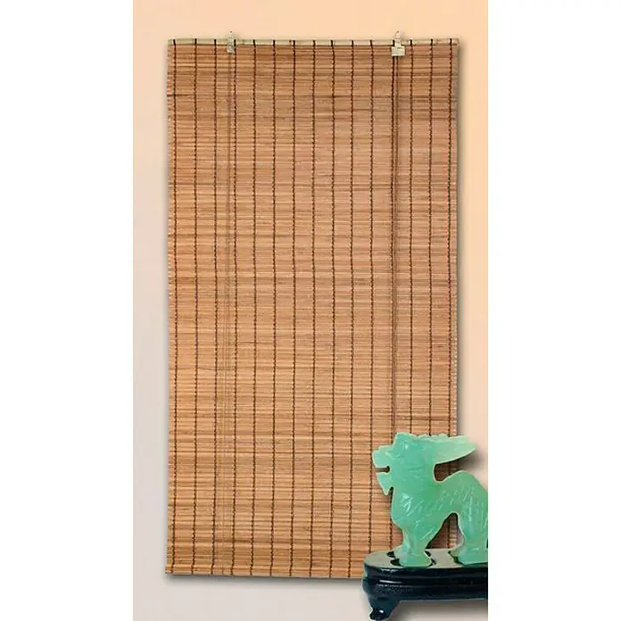 Estor enrollable Camerún - An x Al: 150 x 175 cm, Marrón - Primer plano de persianas de bambú que permiten la luz natural manteniendo la privacidad. Perfecto para crear un ambiente relajado en la habitación.