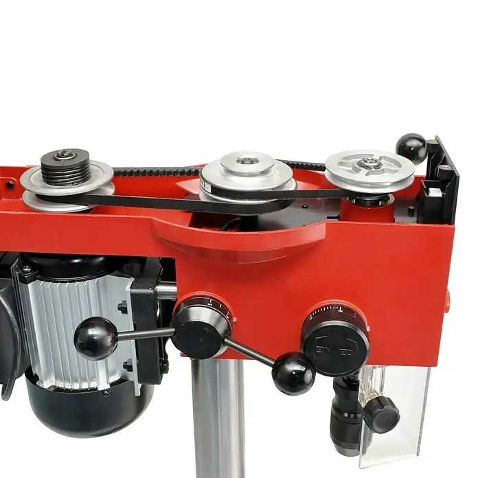Rotwerk Tischbohrmaschine RB 18 Vario - 600 W - Detailaufnahme einer roten Tischbohrmaschine mit Riemenantrieb und verschiedenen Einstellknöpfen zur präzisen Steuerung des Bohrprozesses.