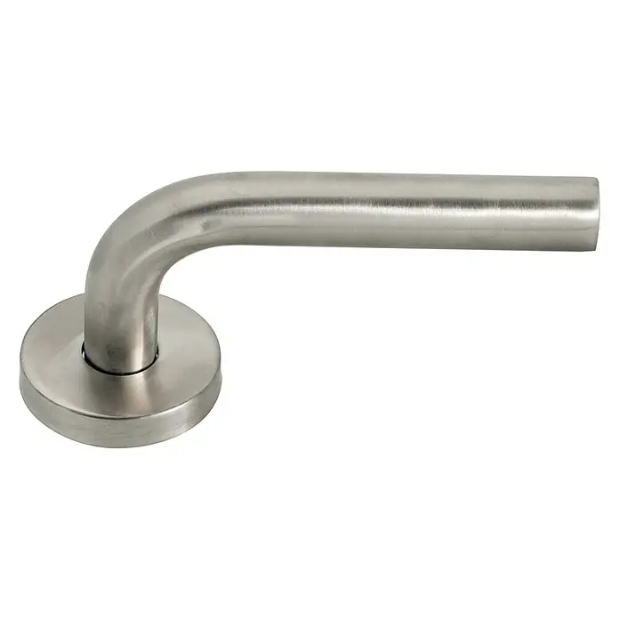 Micel Conjunto de picaporte 575 - Grosor de la puerta: 35 mm - 45 mm, Acero inoxidable, Plateado - Primer plano de una manija de puerta plateada, destacando la forma elegante y el acabado metálico cepillado del producto.