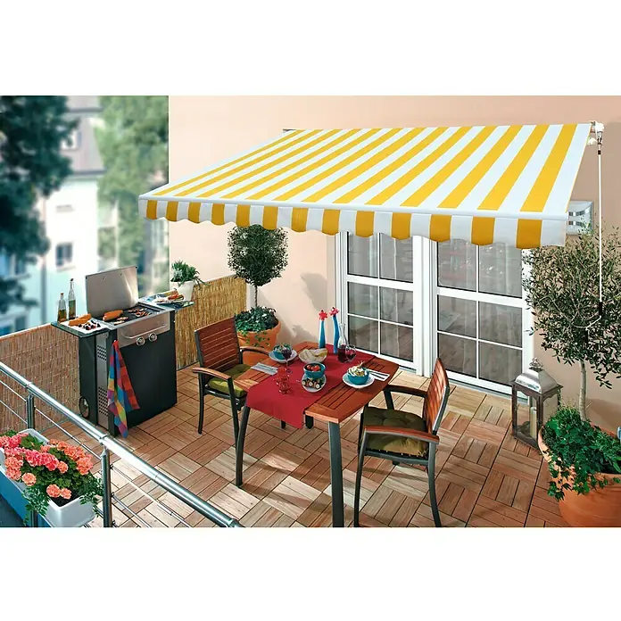 SmartSun Toldo de brazos extensibles Stella - Amarillo/Blanco, Ancho: 2,5 m, Caída: 2 m - Un toldo de rayas amarillas y blancas proporciona sombra en un balcón con mesa, sillas y parrilla. El toldo es llamativo y proporciona sombra.
