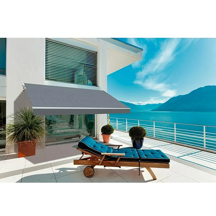 SmartSun Toldo de brazos extensibles Original Kit Acrílico - Gris, Ancho: 3 m, Caída: 2 m - Toldo gris en una terraza con tumbona y vista al lago, que proporciona sombra y protección. Perfecto para disfrutar al aire libre.