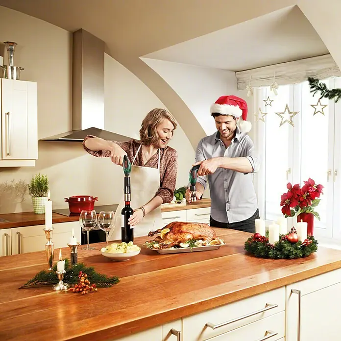 Bosch Korkenzieheraufsatz - Passend für: Bosch Easy Akkuschrauber IXO III/IV/V/VI - Ein Paar öffnet mit elektrischen Korkenziehern an Weihnachten Weinflaschen. Die Korkenzieher erleichtern das Öffnen der Flaschen.
